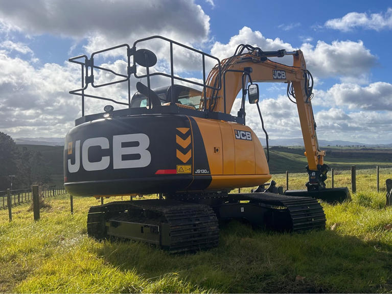 JS130 track frame and undercarriage